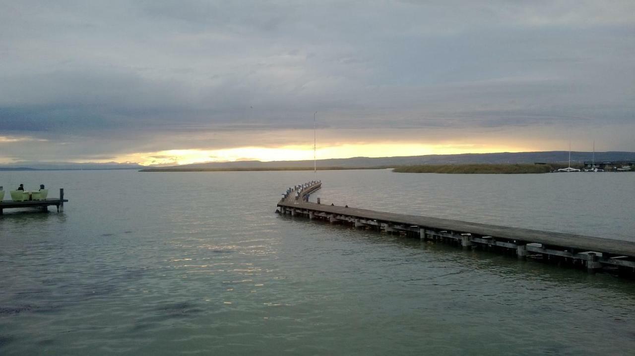 Bootshaus Am See นอยซีเดิลอัมเซ ภายนอก รูปภาพ