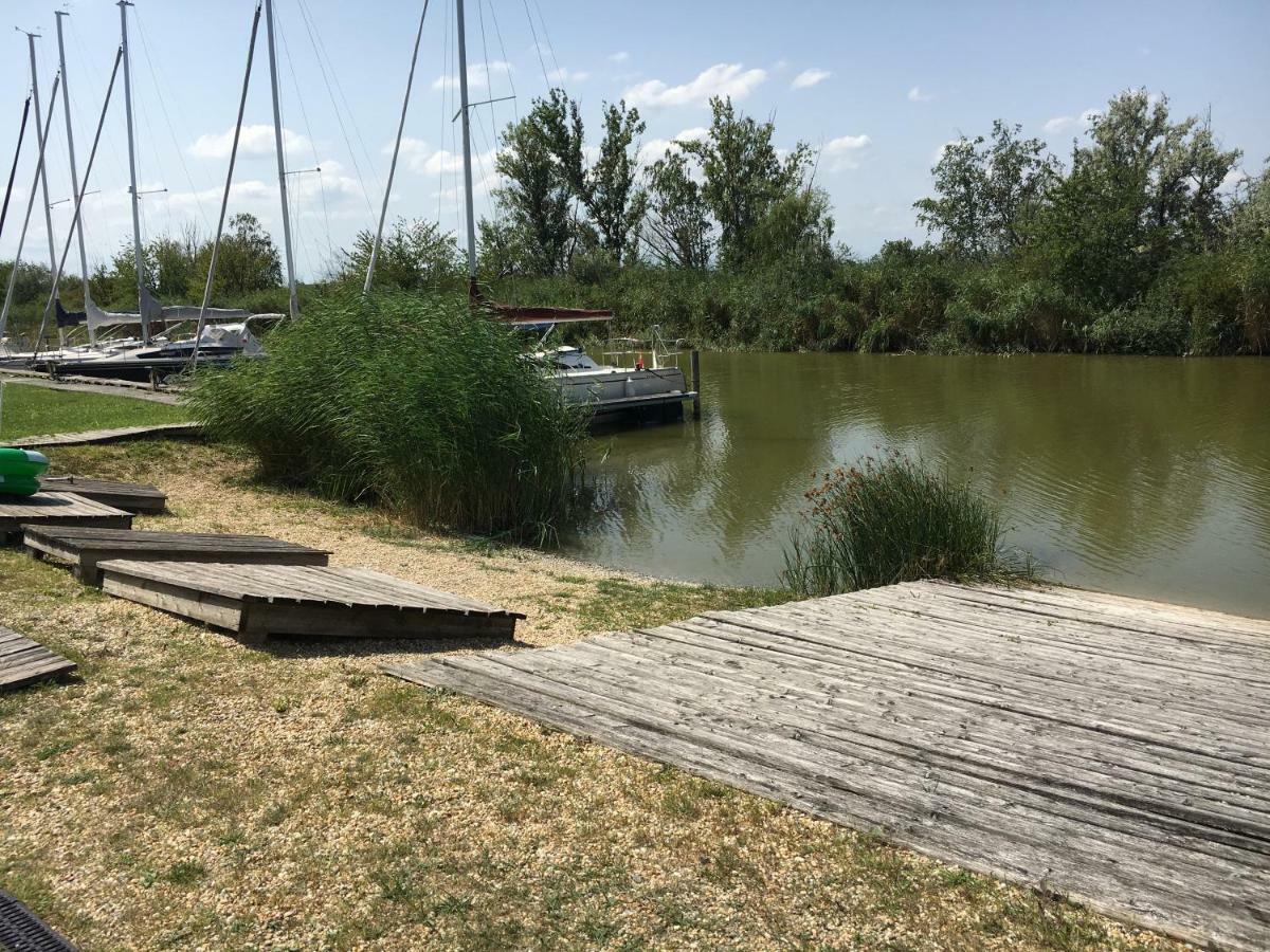 Bootshaus Am See นอยซีเดิลอัมเซ ภายนอก รูปภาพ