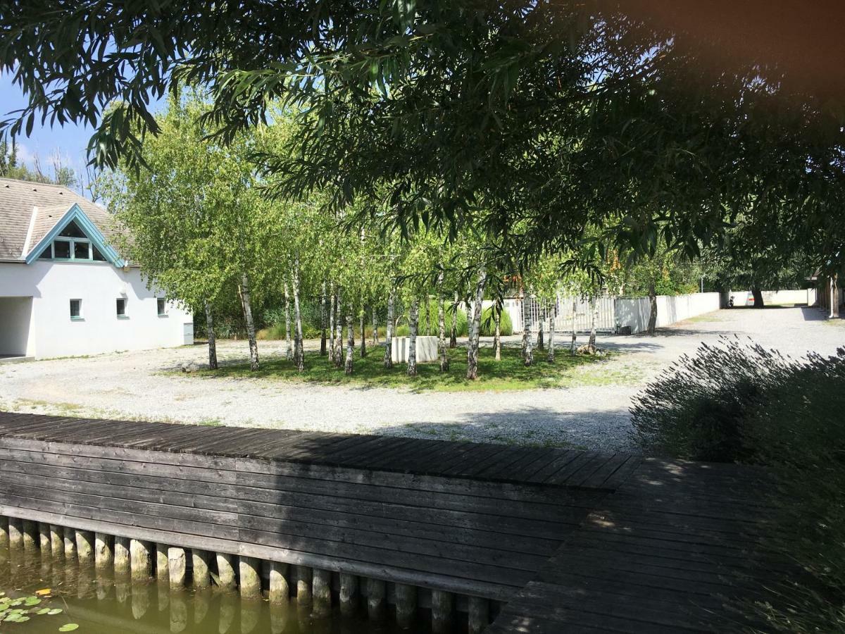 Bootshaus Am See นอยซีเดิลอัมเซ ภายนอก รูปภาพ